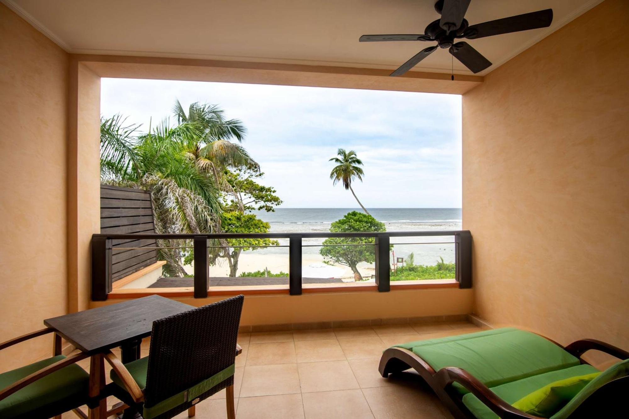 Doubletree By Hilton Seychelles Allamanda Resort & Spa Takamaka Exteriör bild