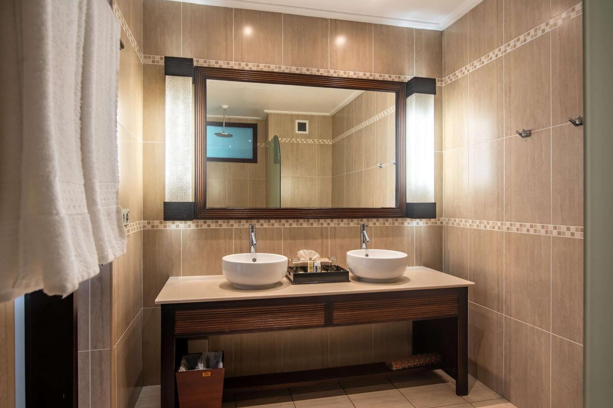 Doubletree By Hilton Seychelles Allamanda Resort & Spa Takamaka Exteriör bild