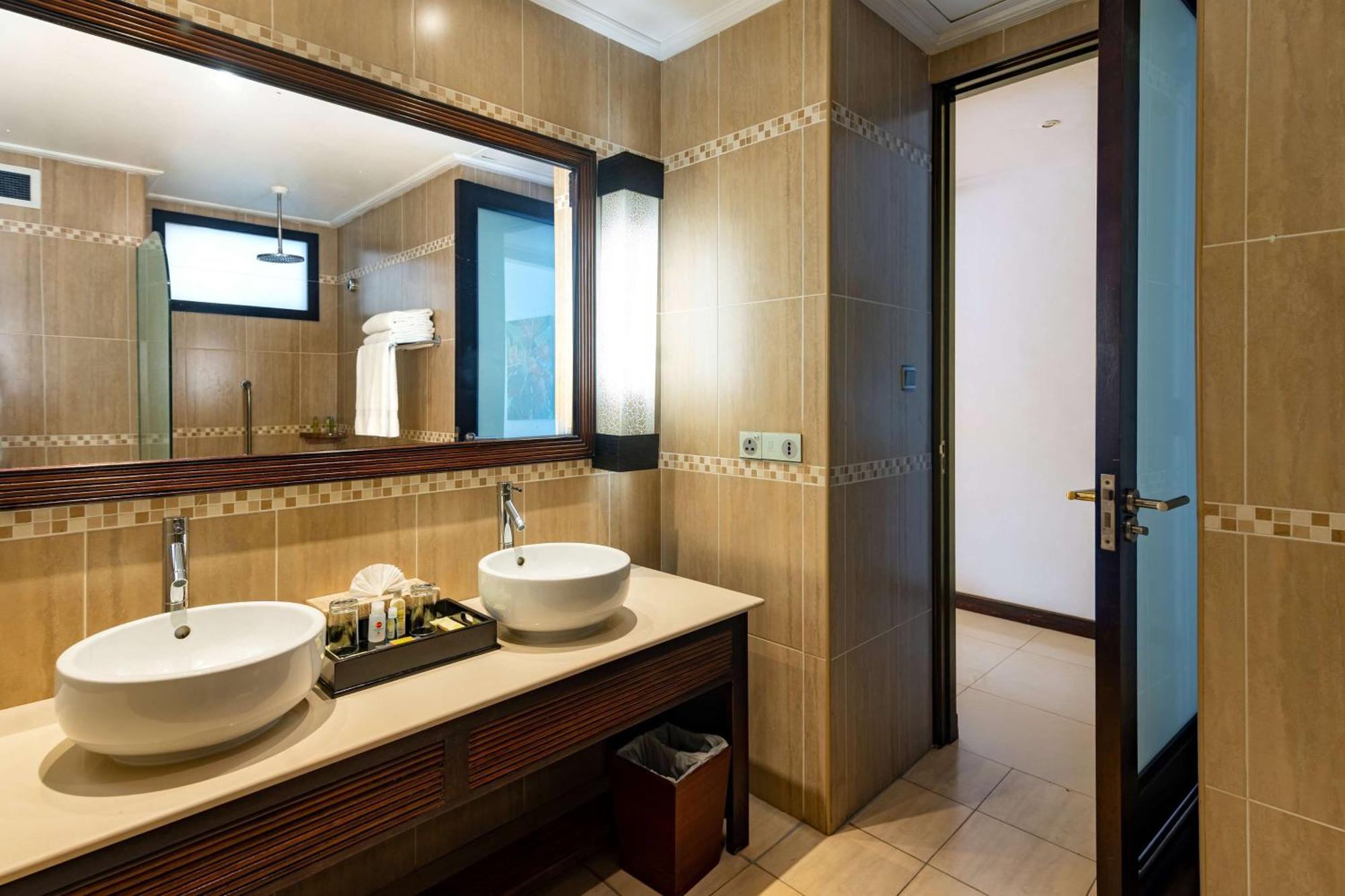 Doubletree By Hilton Seychelles Allamanda Resort & Spa Takamaka Exteriör bild